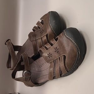 EUC Keen brown leather covered toe sandals size 8.5